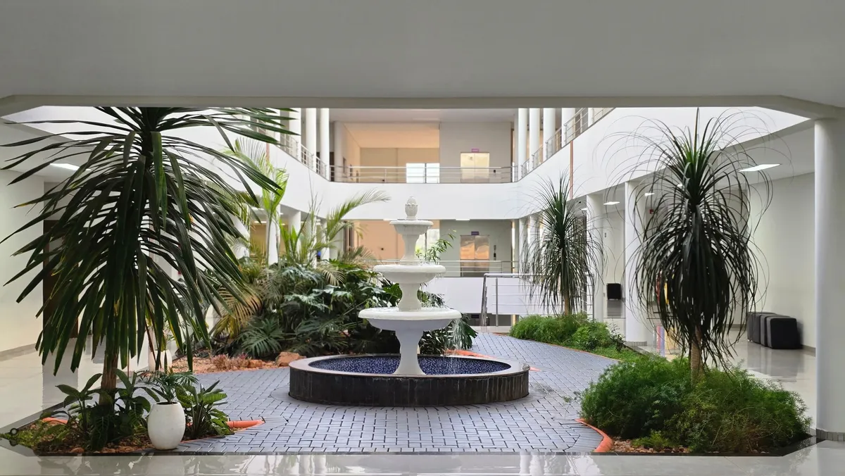 Atrio central de la UNDP con fuente y jardín